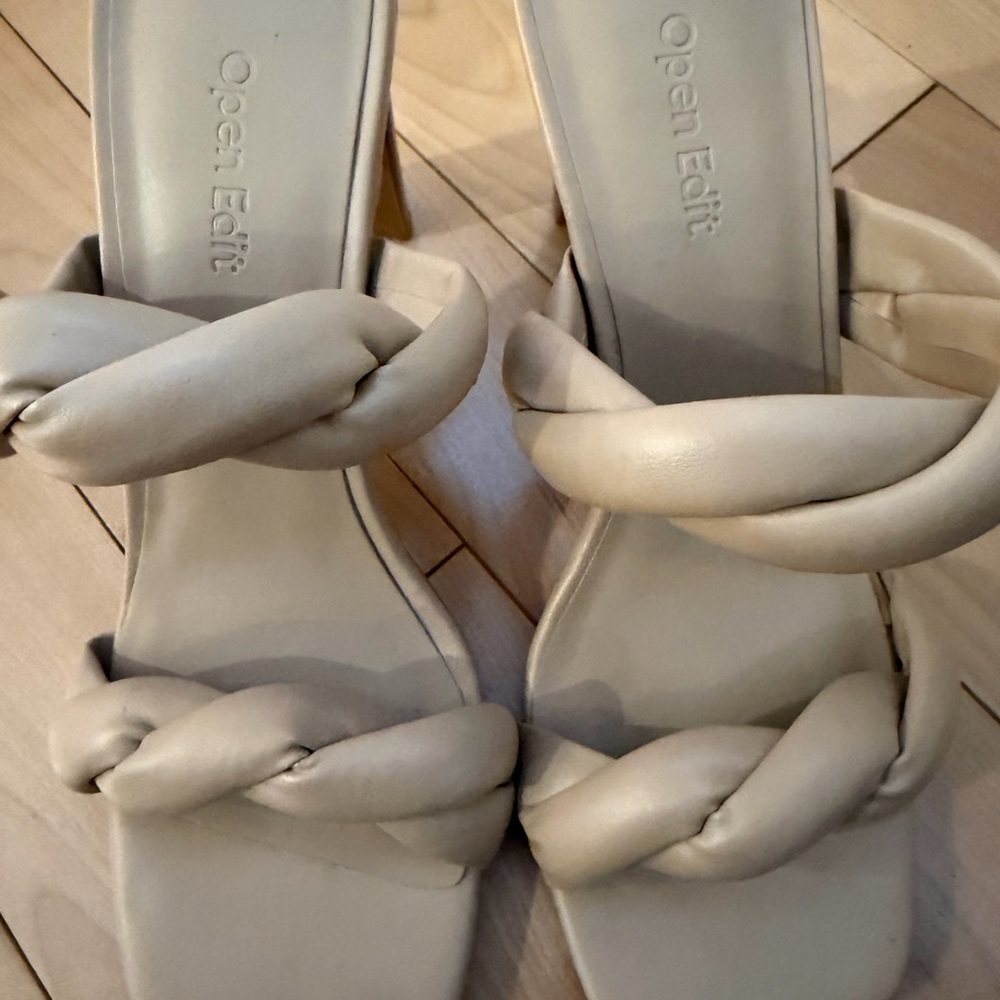 Open edit Remy twist sandal in a beige color. Size 6.5 - Picture 2 of 5